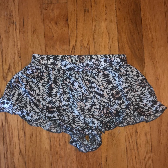 Bethany Mota Pants - Floral Print Shorts Bethany Mota Pants - Floral Print Shorts